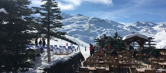 luxury apartment at the foot of the slopes, indoor pool. 