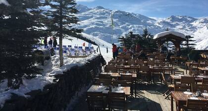 luxury apartment at the foot of the slopes, indoor pool.