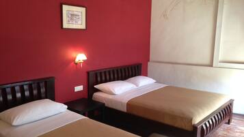 Habitación triple, baño compartido | Tabla de planchar con plancha y wifi gratis