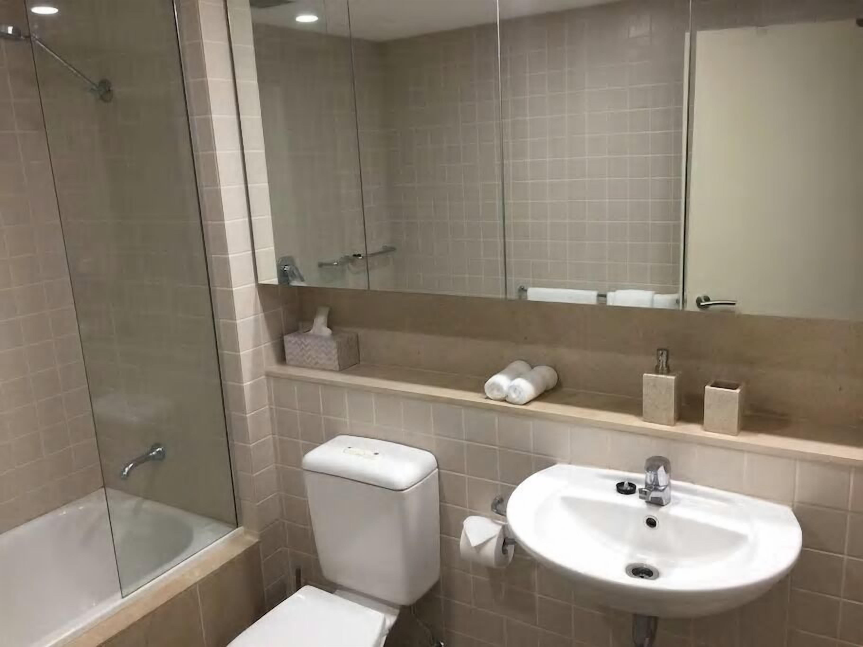 combined shower/bathtub, free toiletries, hair dryer, towels