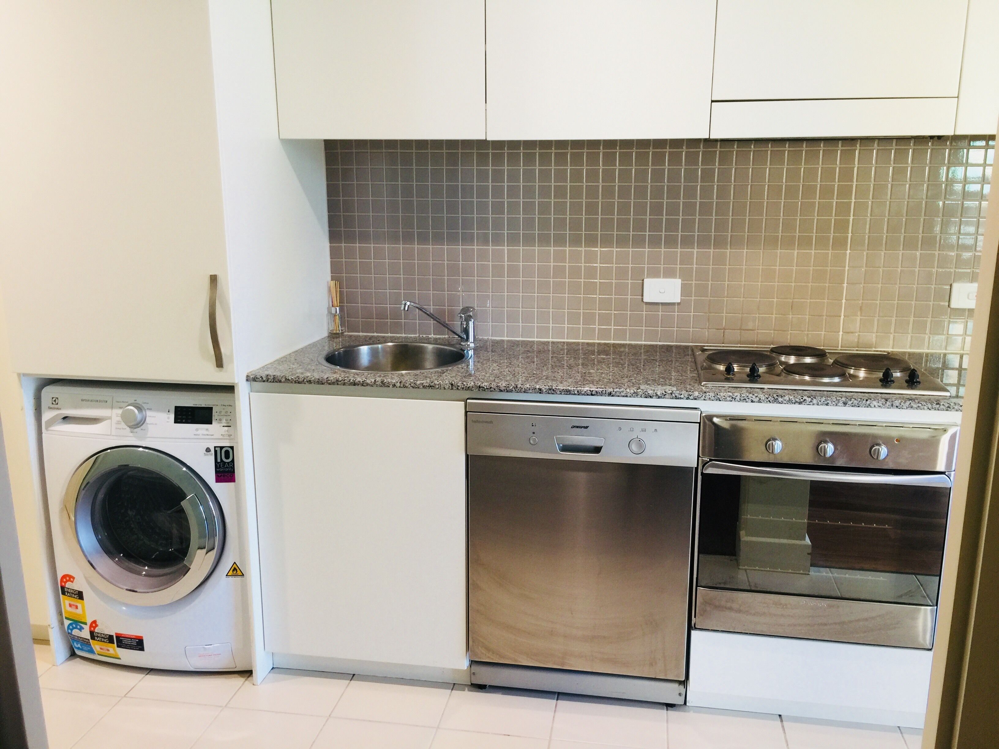 executive apartment, 2 bedrooms, non smoking, park view | private kitchen | full-sized fridge, microwave, oven, stovetop