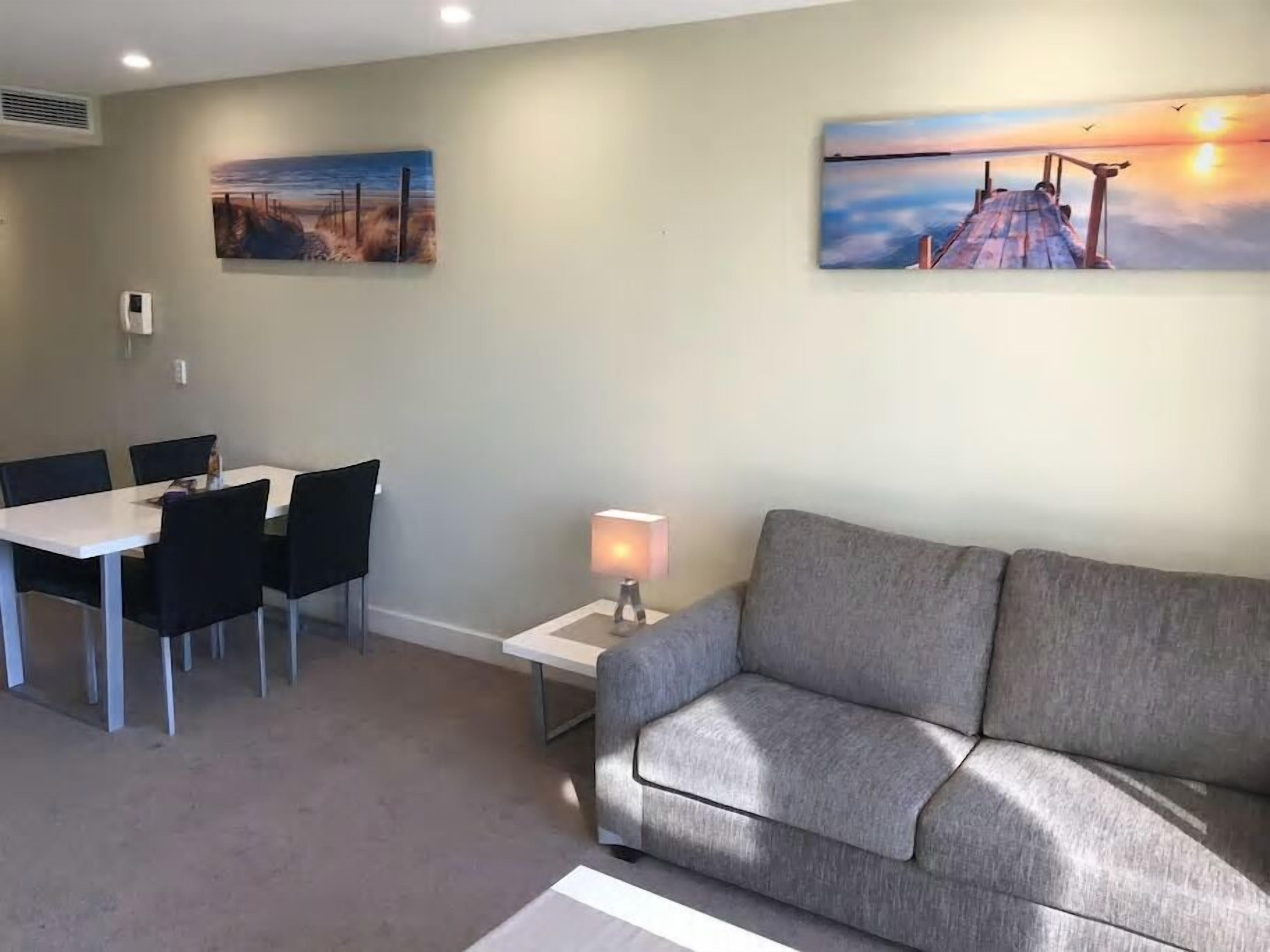 deluxe apartment, 1 queen bed | living room | led tv, netflix