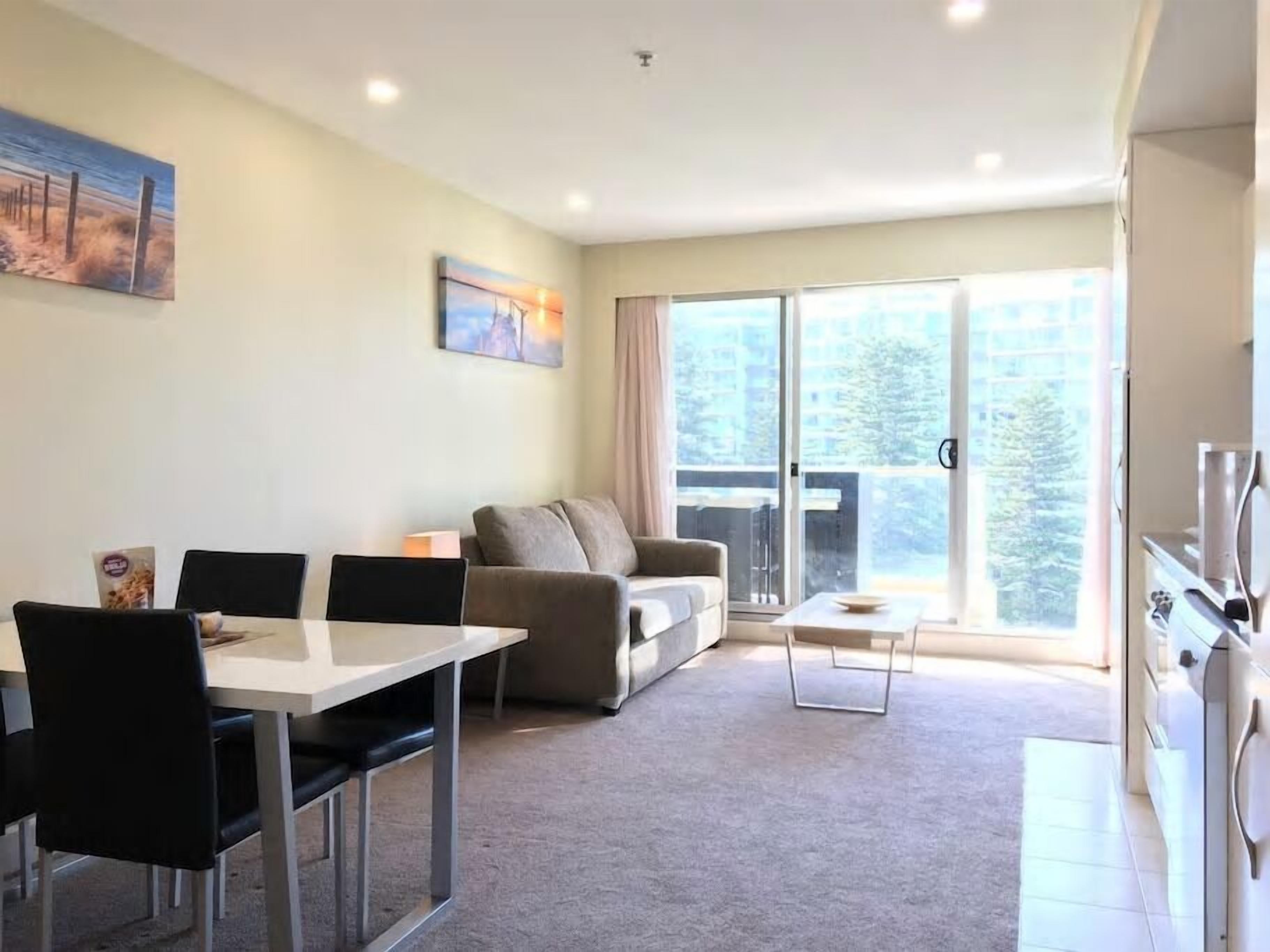 deluxe apartment, 1 queen bed | living area | led tv, netflix