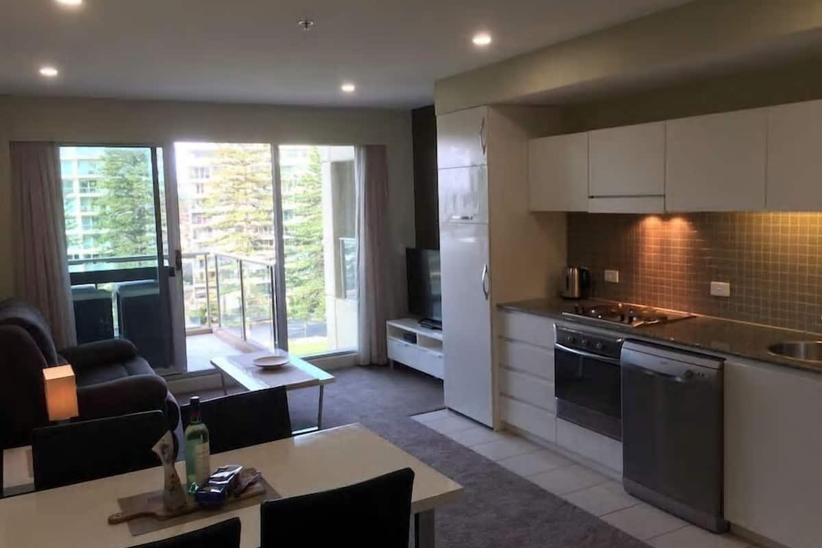 deluxe apartment, 1 queen bed | private kitchen | full-sized fridge, microwave, oven, stovetop