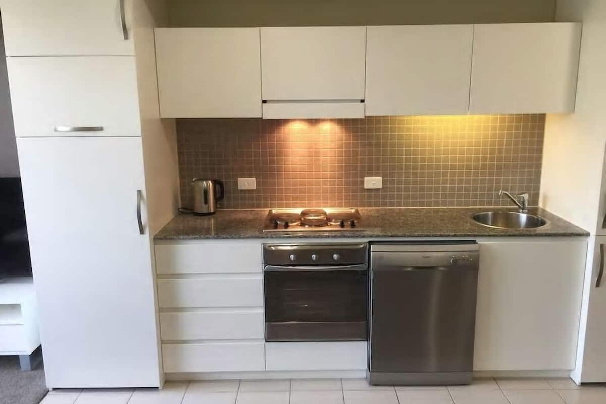 full-sized fridge, microwave, oven, stovetop