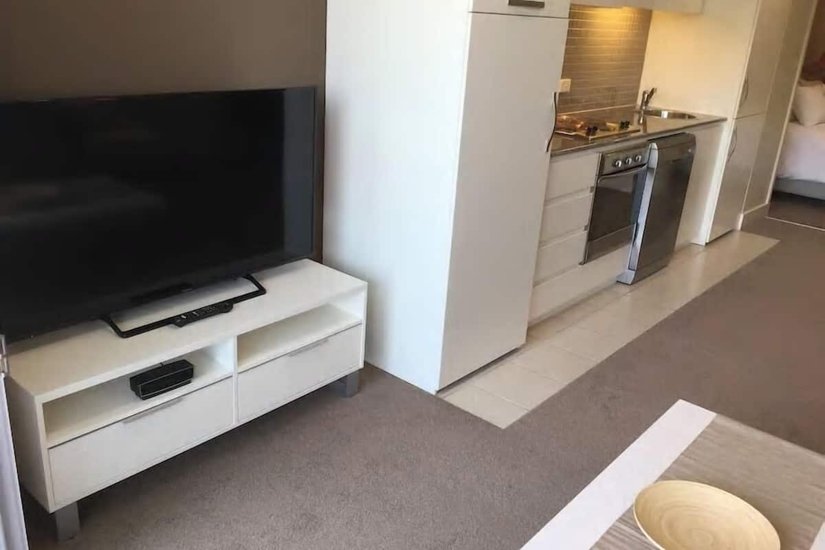 luxury apartment, 1 queen bed | living area | led tv, netflix