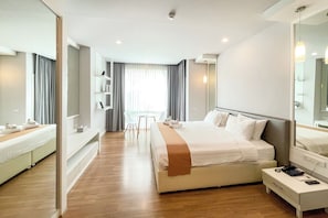 Studio King Bed | Minibar, soundproofing, free WiFi, bed sheets