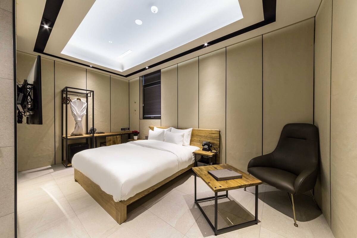 Phòng đôi Deluxe | Bộ đồ giường cao cấp, nệm cao su hoạt tính (memory foam) 