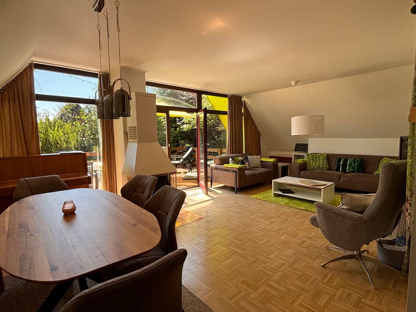 Télévision, cheminée, lecteur de DVD, livres