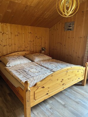 3 bedrooms, iron/ironing board, travel crib, free WiFi