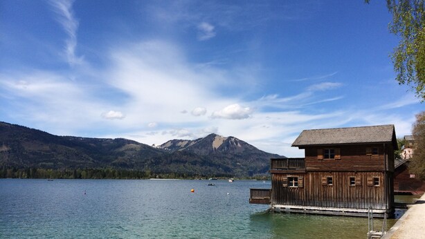 A wooden cabin by a lake with mountains in the background. - Cabin with great location and view of the Bischofsmütze Mountain (Annaberg im Lammertal)