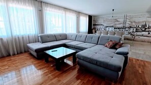 Fernseher, Tischtennisplatte