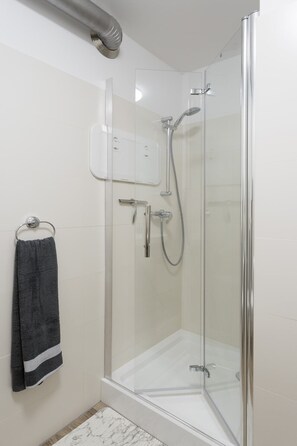 Dusche, Haartrockner, Handtücher, Seife