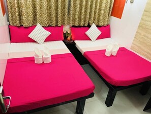 Family Room | In-room safe, desk, laptop workspace, soundproofing - Manila Lounge (Kowloon)