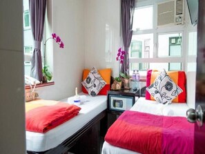 Caja de seguridad en la habitación y escritorio