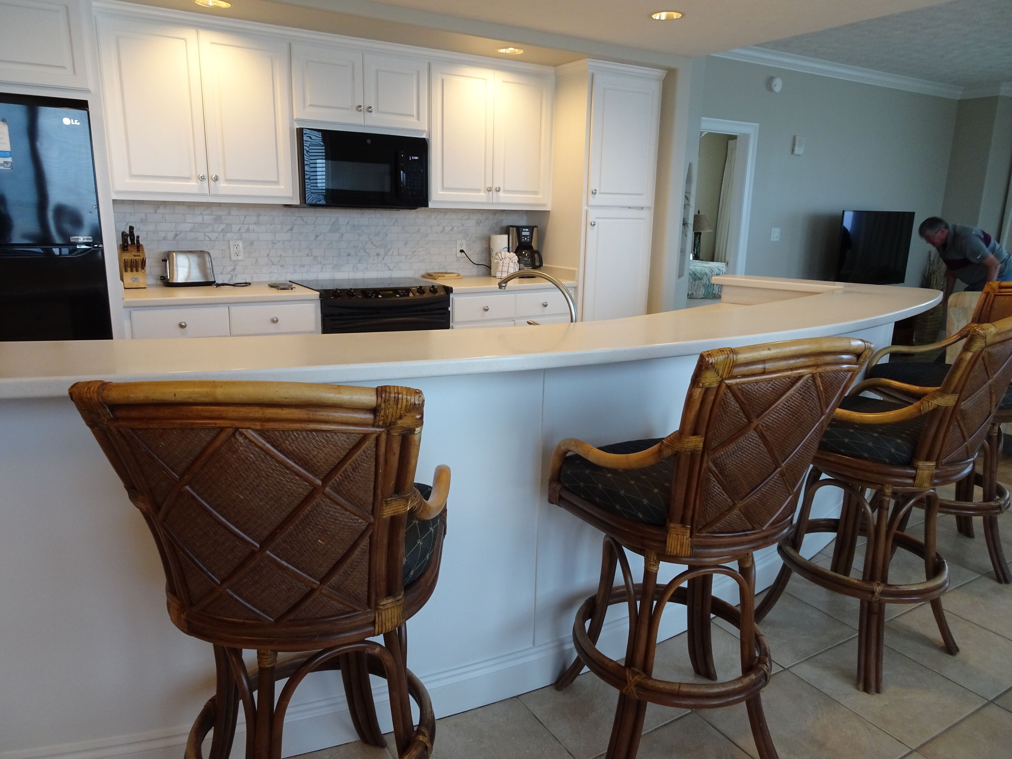 Kjøleskap, mikrobølgeovn, ovn og kokeplater