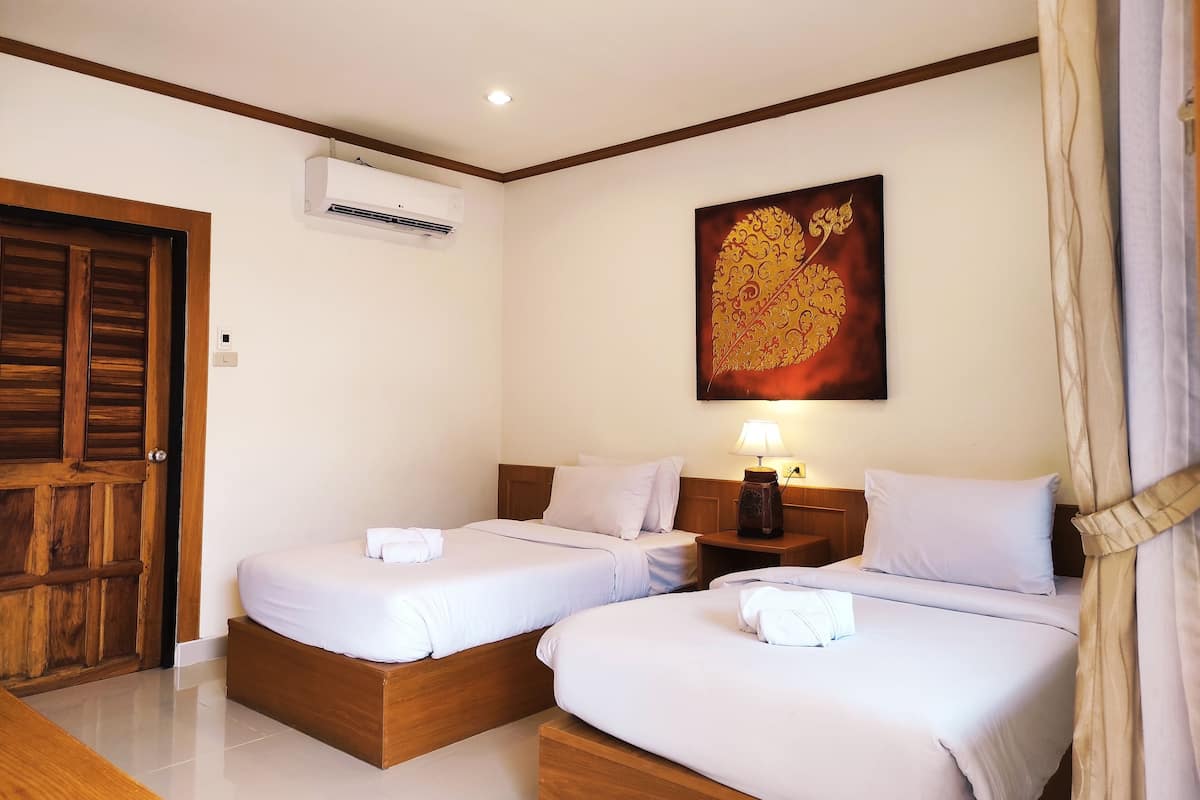 Superior Twin | Desk, rollaway beds, free WiFi