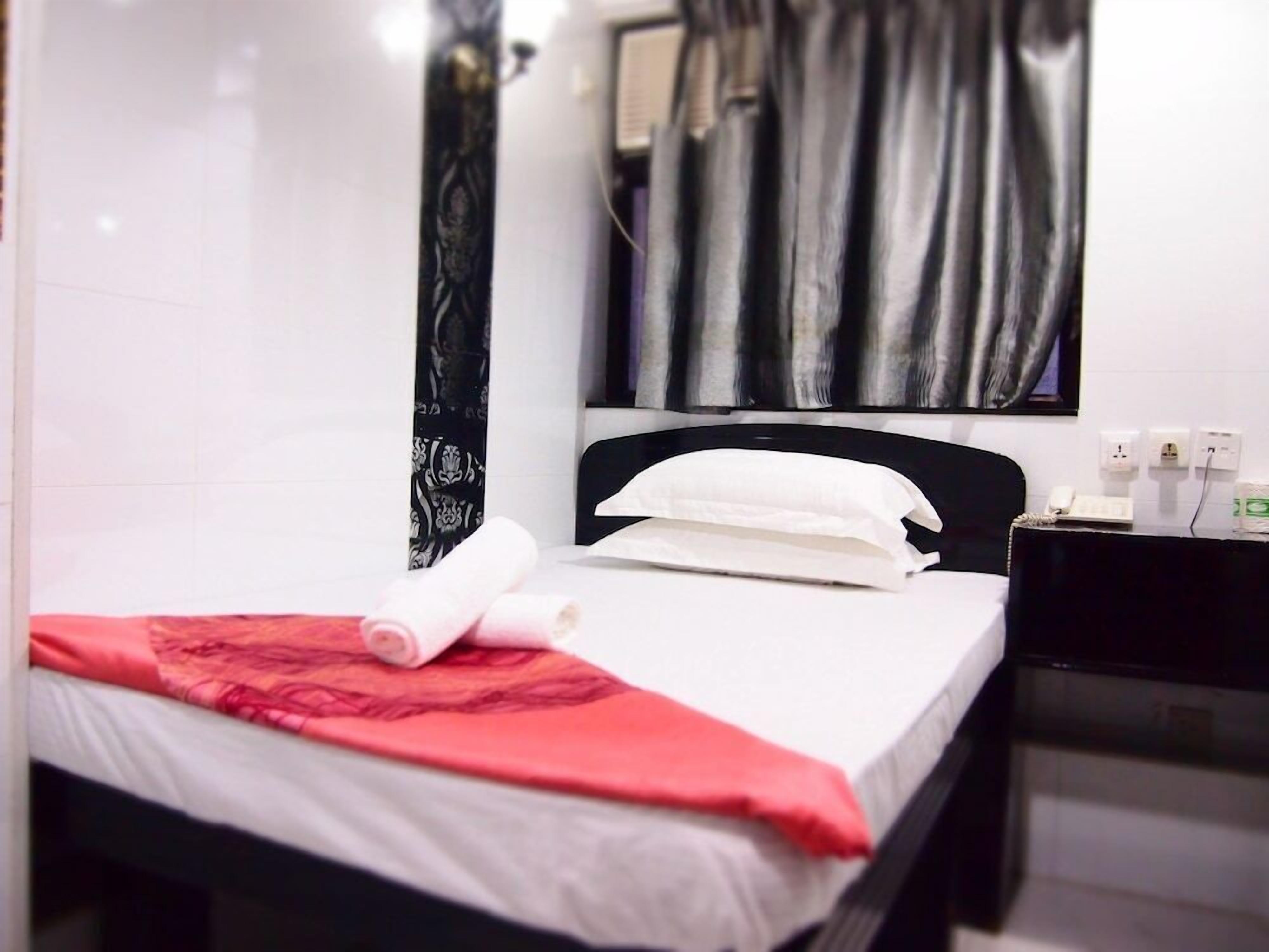 Zimmersafe, Schreibtisch, schallisolierte Zimmer, Bügeleisen/Bügelbrett