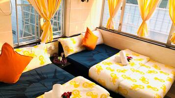 Family Room, 2 Katil Kelamin (Double), City View | Peti besi dalam bilik, meja, kalis bunyi, seterika/papan seterika