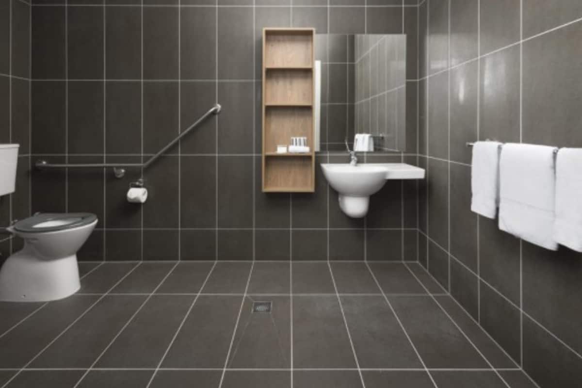 Kamer, toegankelijk voor mindervaliden | Badkamer | Een douche, gratis toiletartikelen, een haardroger, handdoeken