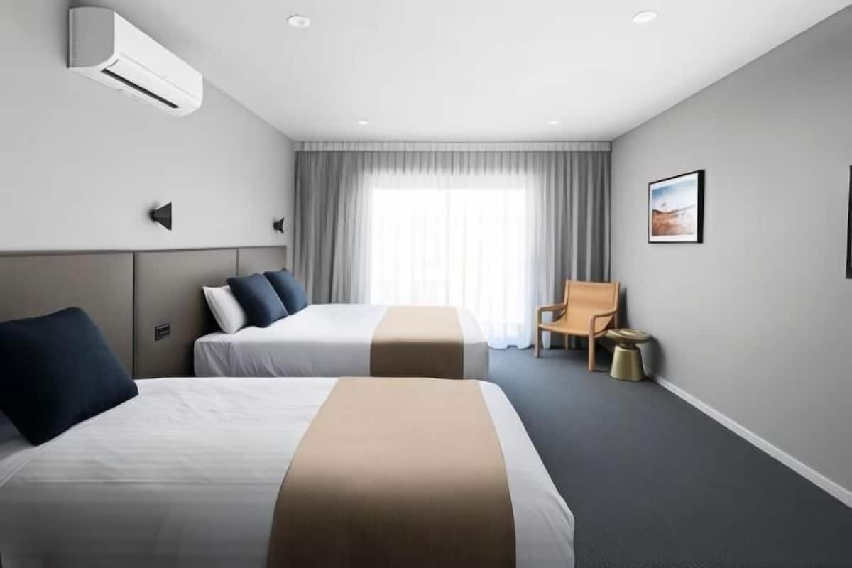 1 bedroom, desk, laptop workspace, blackout drapes