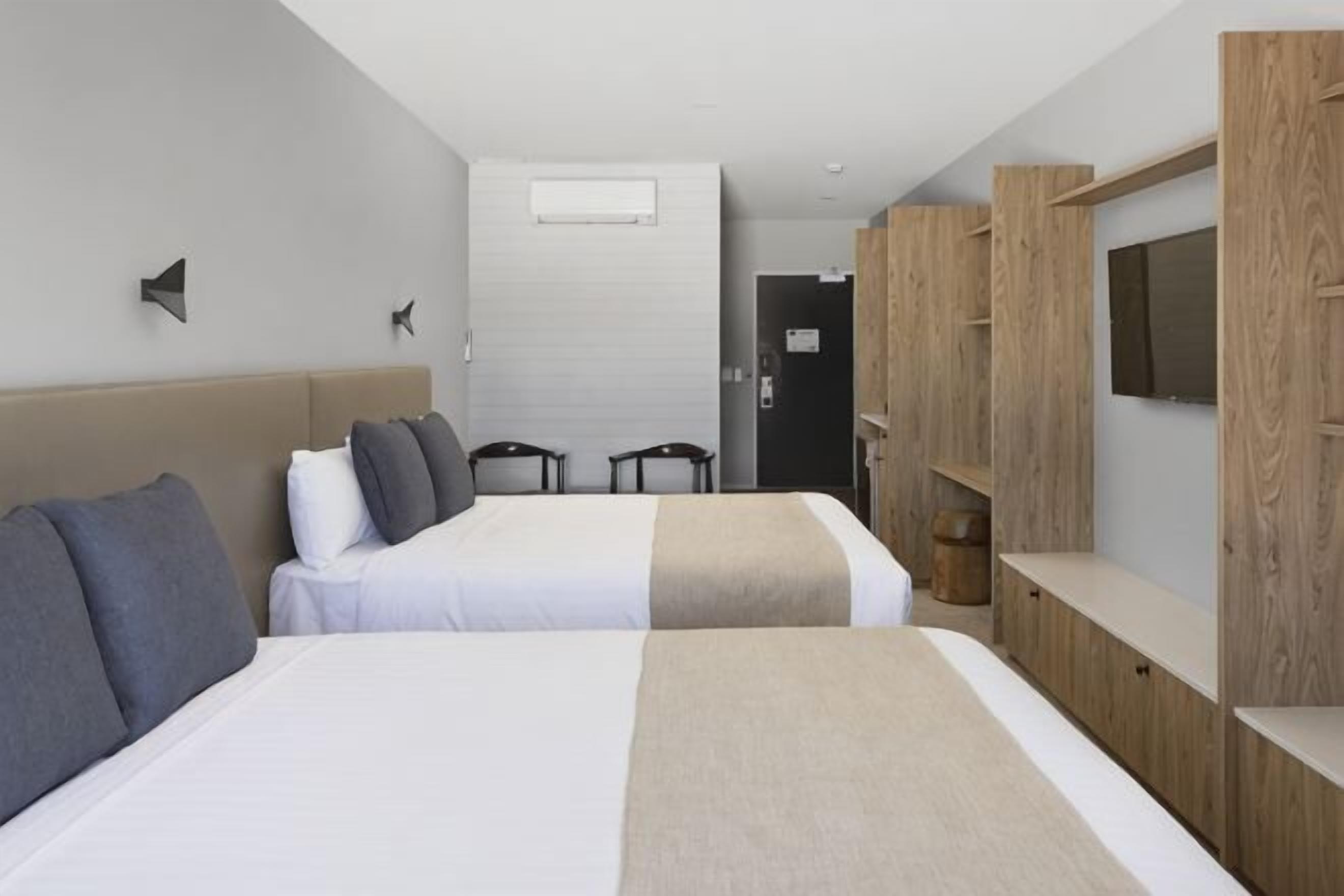 Escritorio, espacio para trabajar con laptop y cortinas blackout 