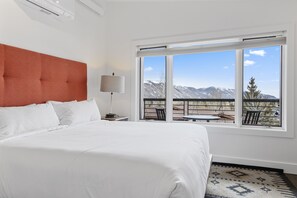 3 عدّة غرف نوم ومكواة/لوح كي وواي فاي وملاءات أسرّة