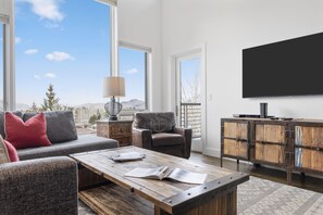 Smart TV, fireplace - Outpost: King Ridge 6 Penthouse - AC & Hot Tub! (Jackson)