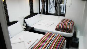 Caja de seguridad en la habitación y escritorio