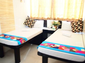 Twin Room | In-room safe, desk, soundproofing, iron/ironing board - Woodstock Hostel (Kowloon)