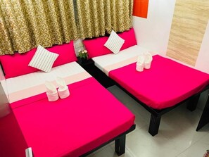 Zimmersafe, Schreibtisch, schallisolierte Zimmer, Bügeleisen/Bügelbrett