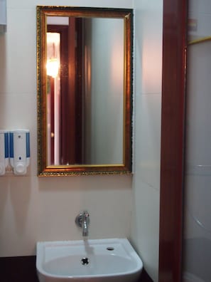 Ducha, artículos de tocador gratuitos, secador de pelo, pantuflas