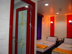 Twin Room | Room amenity - Premium Lounge (Kowloon)