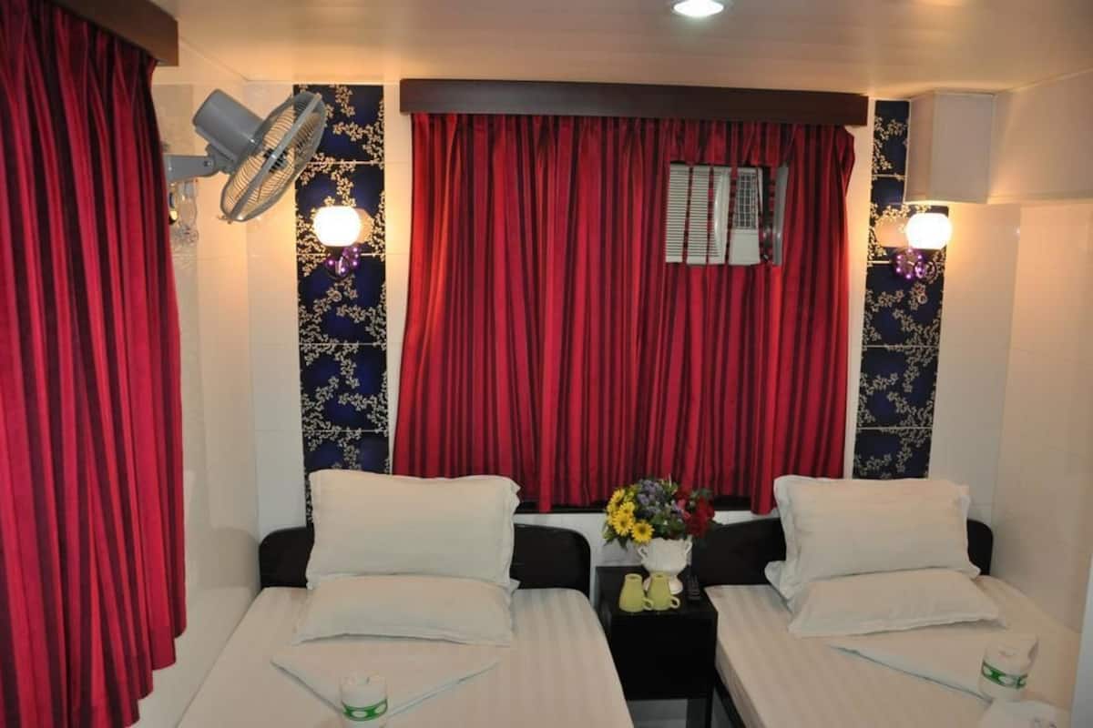 In-room safe, desk, iron/ironing board, free WiFi