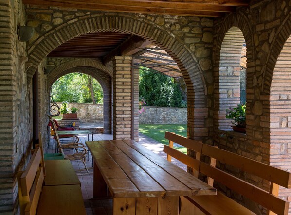 Outdoor dining - Lovely Tuscan Villa: Pool,AC  WI.FI 14 guests 7 bedrooms 7bath, Families/friends (Anghiari)