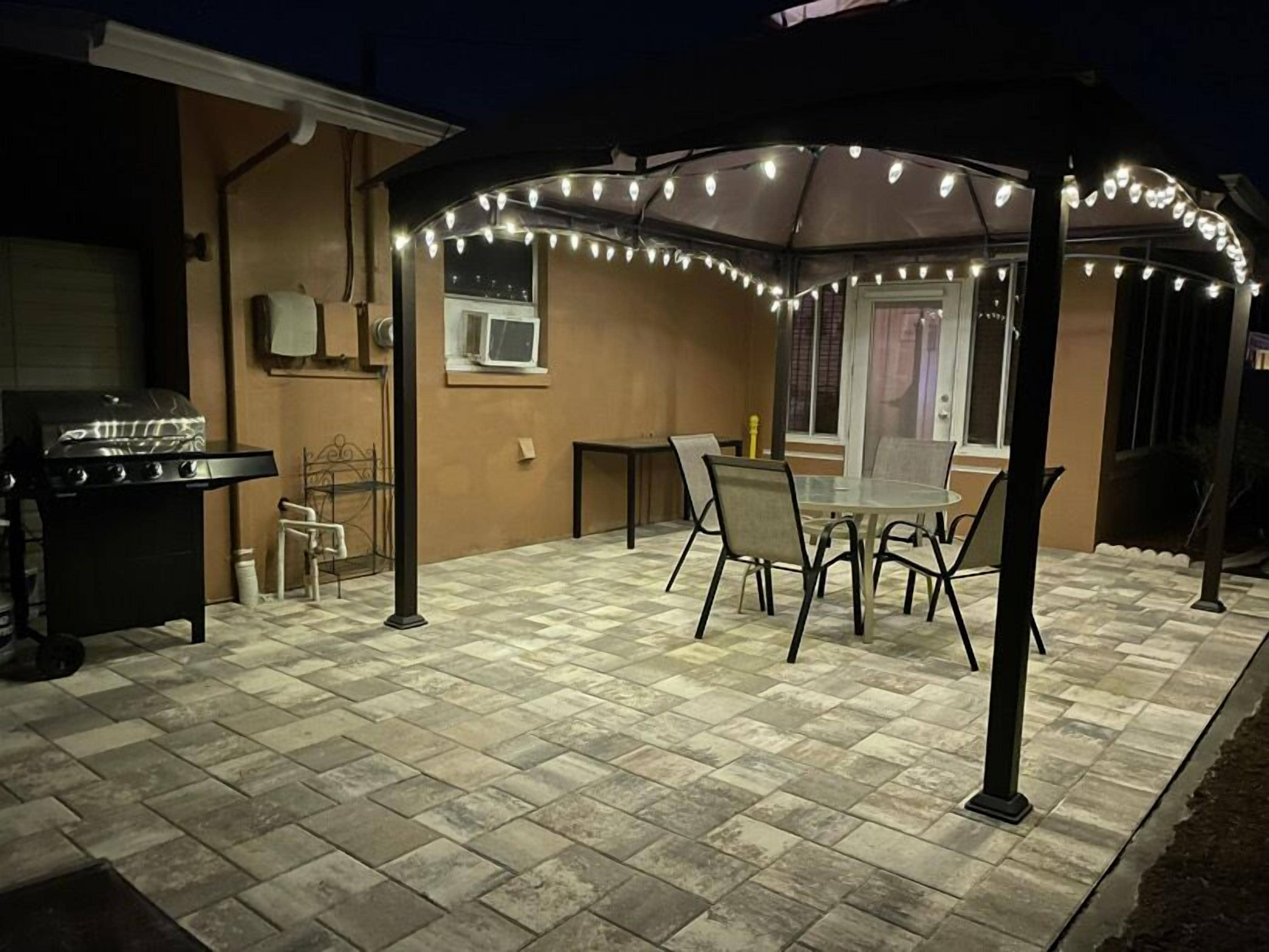 Relax at our Cozy 2-bedroom/2 bathroom House less than 2 miles to Gulf Beaches!