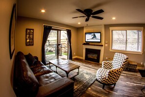 Smart TV, chimenea, estéreo