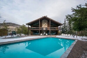 Una piscina techada, una piscina al aire libre