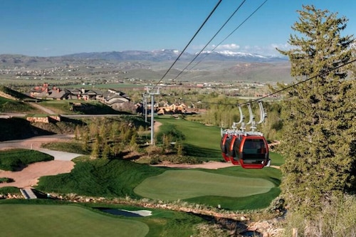 Charming 1BR Ski Getaway - Walk to Lifts - Canyons Village, Park City Resort