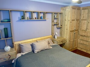 2 bedrooms, desk, free WiFi, bed sheets