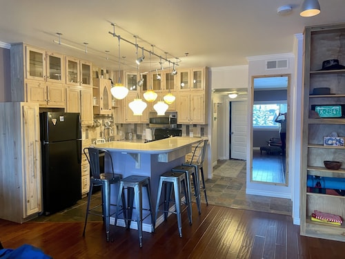 Renovated, steps to restaurants, mountain views, on free bus route