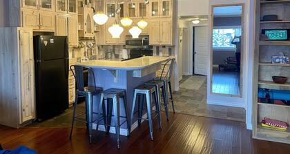 Renovated, steps to restaurants, mountain views, on free bus route