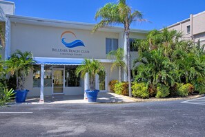 Exterior - Beautiful freshly remodeled beachfront condo (Belleair beach)