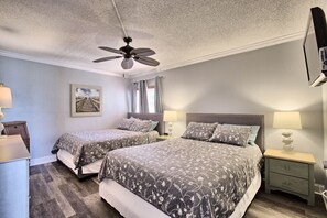 1 bedroom, iron/ironing board, free WiFi, bed sheets - Beautiful freshly remodeled beachfront condo (Belleair beach)