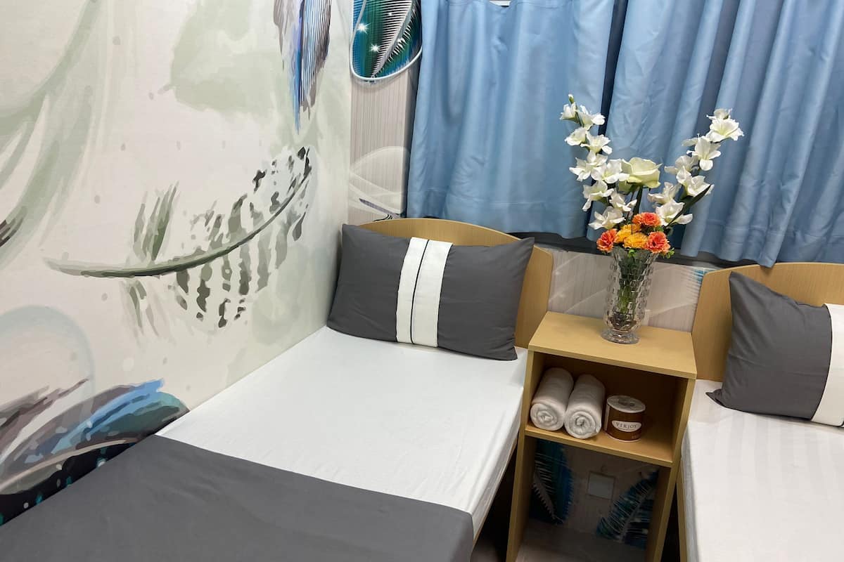 Basic Shared Dormitory (2 Bed Female Room) | Peti besi dalam bilik, meja, kalis bunyi, seterika/papan seterika