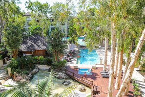 3 piscines extérieures, chaises longues