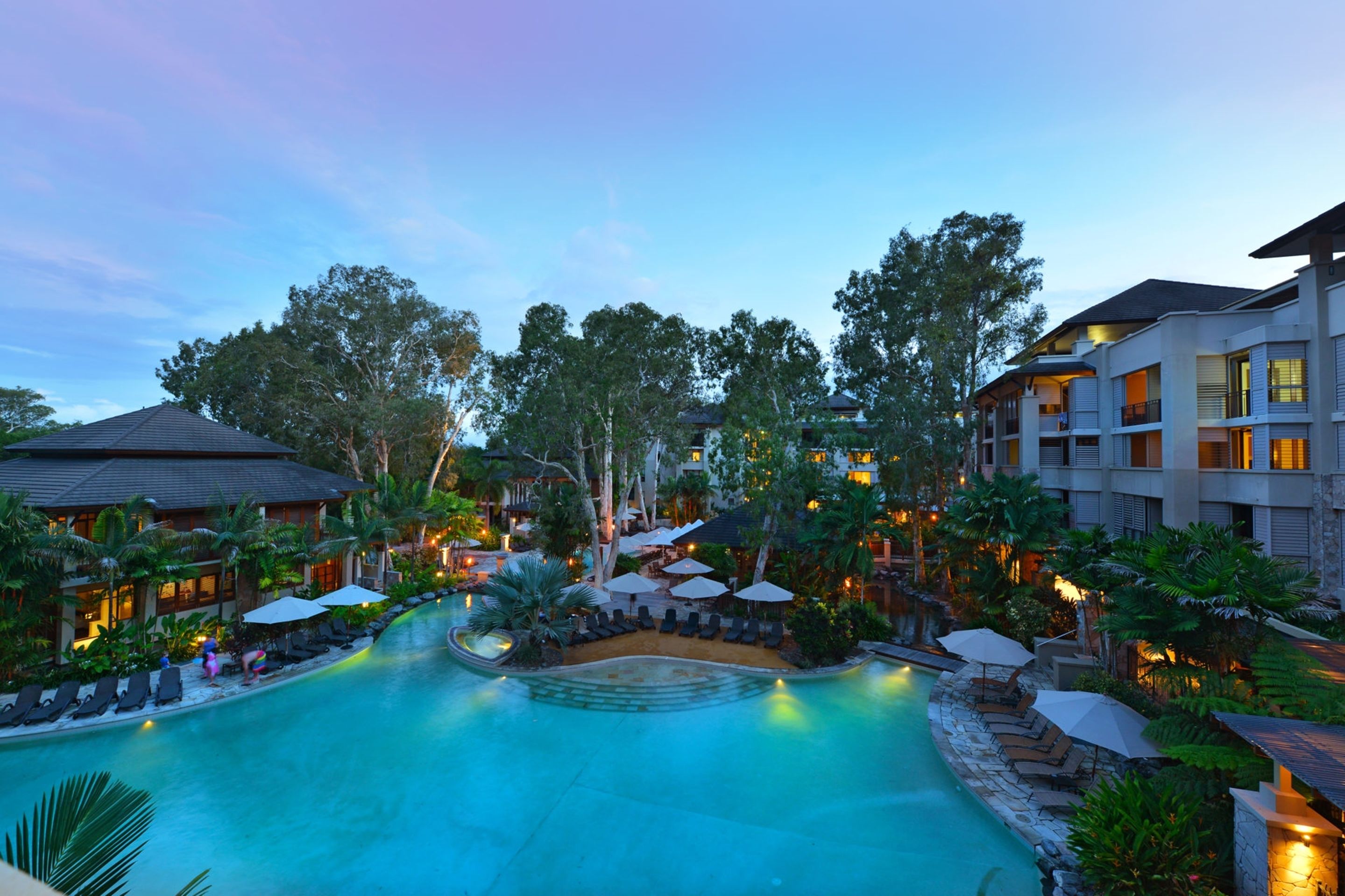 3 outdoor pools, pool loungers