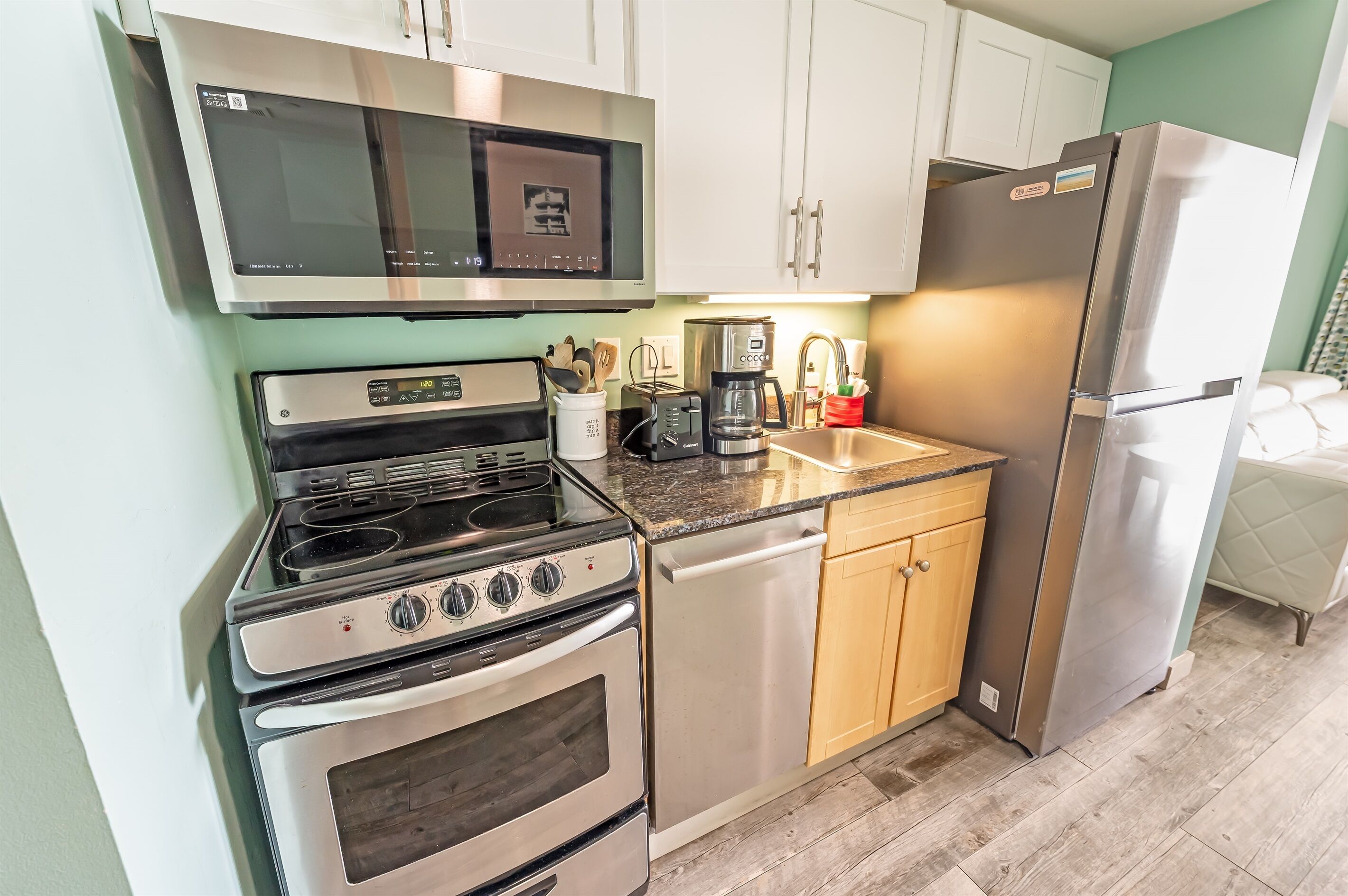 Geladeira, micro-ondas, fogão, cooktop