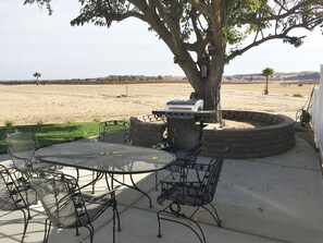 Outdoor dining - Inviting farm house on large acreage close to Paso on the Estrella Wine Trail (San Miguel)