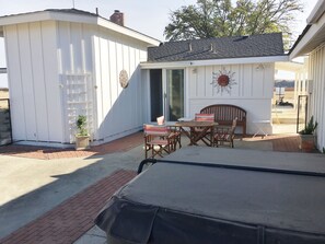 Outdoor dining - Inviting farm house on large acreage close to Paso on the Estrella Wine Trail  (San Miguel)